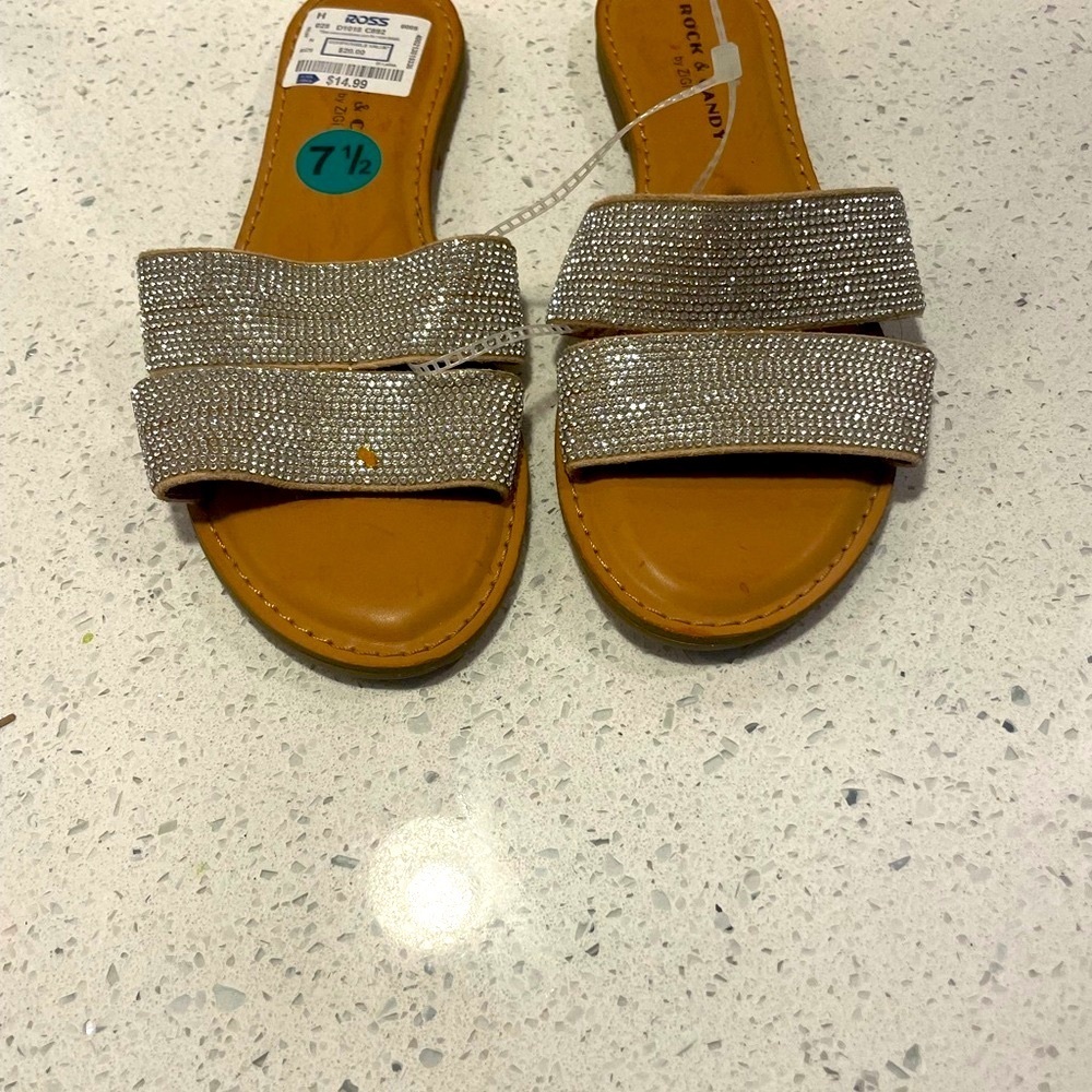 Women sparkley sandal says size 7.5 but FITS like a 6